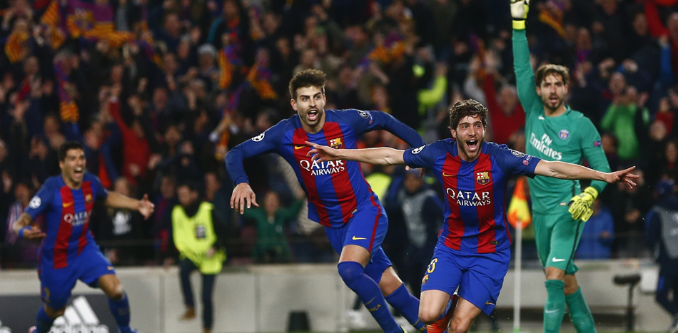 El centrocampista del FC Barcelona Sergi Roberto (2d) celebra su gol, sexto del equipo frente al París Saint-Germain