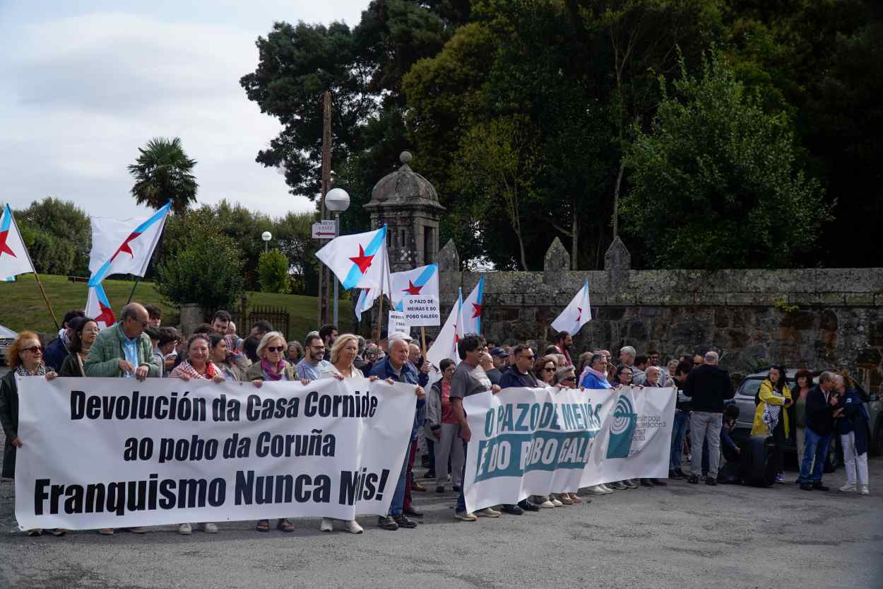 Imagen de una manifestación antifranquista hace unos meses ante el Pazo de Meirás (Foto: Europa Press).