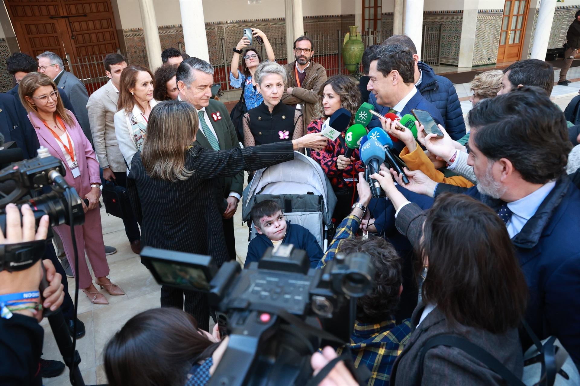 El presidente de la Junta de Andalucía, Moreno Bonilla, atiende a los medios tras la reunión mantenida para interesarse por el caso Leo García, el joven sevillano de 12 años afectado por epidermólisis bullosa / EP