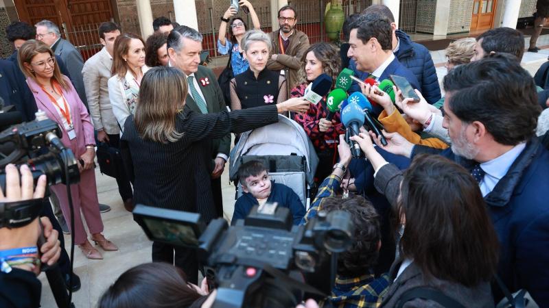 El presidente de la Junta de Andalucía, Moreno Bonilla, atiende a los medios tras la reunión mantenida para interesarse por el caso Leo García, el joven sevillano de 12 años afectado por epidermólisis bullosa / EP