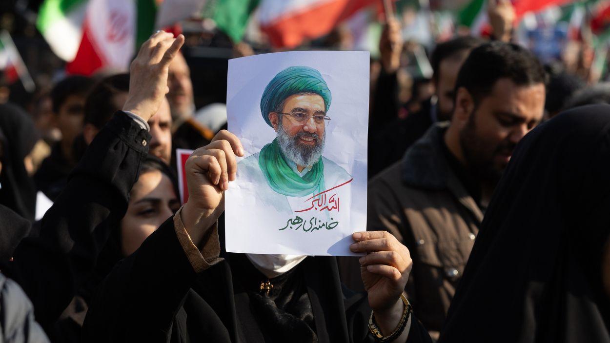 El nuevo líder de los ayatolás, Motjaba Jameneí, en un cartel durante una manifestación en Irán. EP.