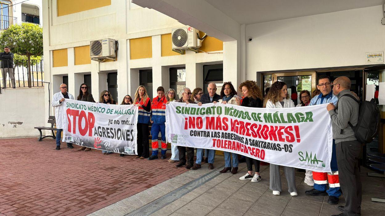 Concentración del Sindicato Médico de Málaga en la entrada del Centro de Salud de Torrox / Archivo EP