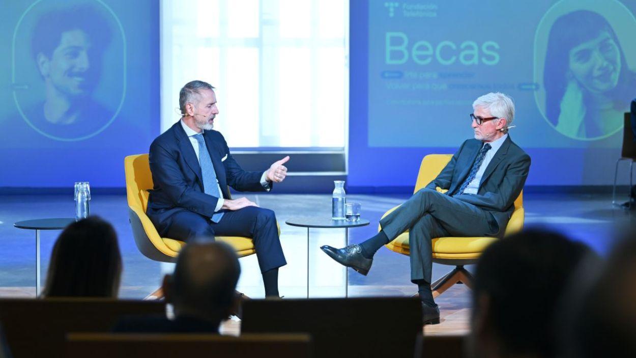 Marc Murtra y Enrique Goñi, durante la presentación de las becas. Foto de Fundación Telefónica