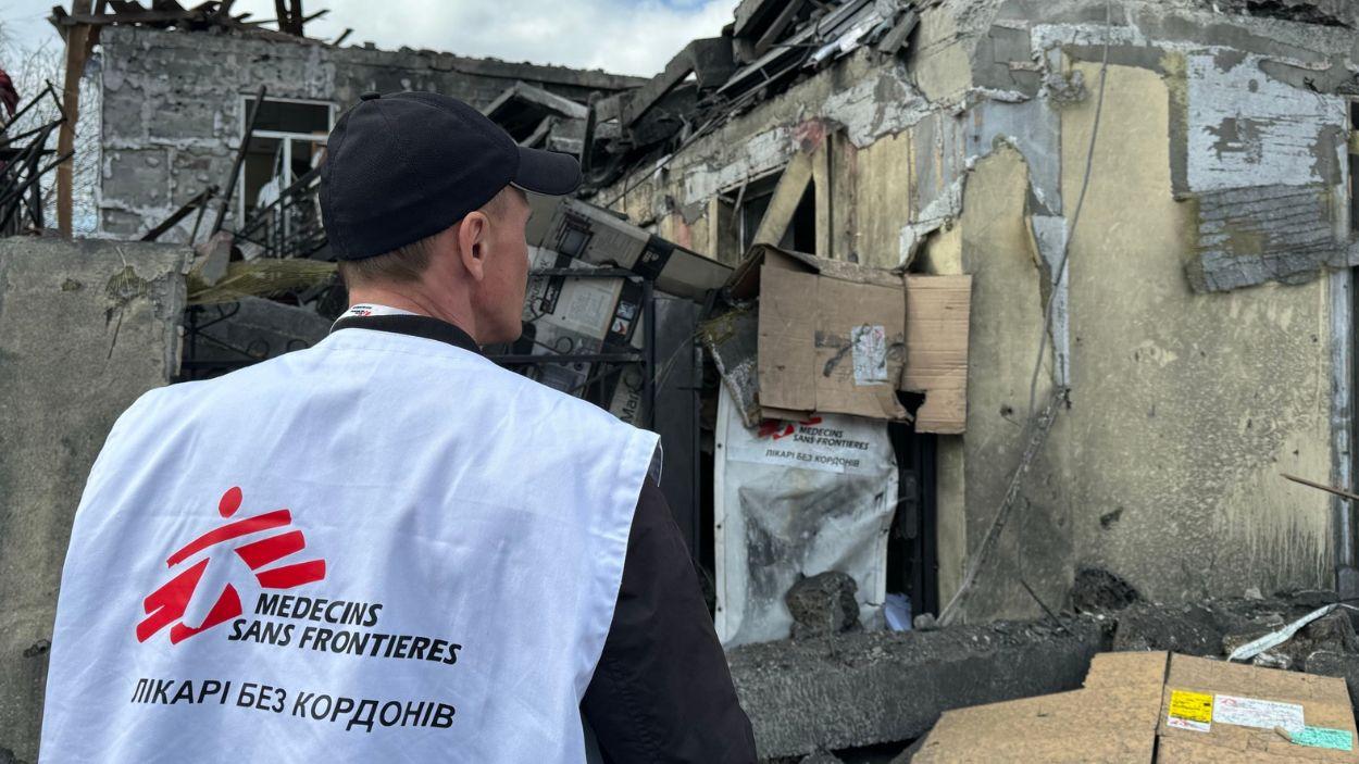 Voluntario de Médicos Sin Fronteras (MSF) en zona de conflicto. EP.