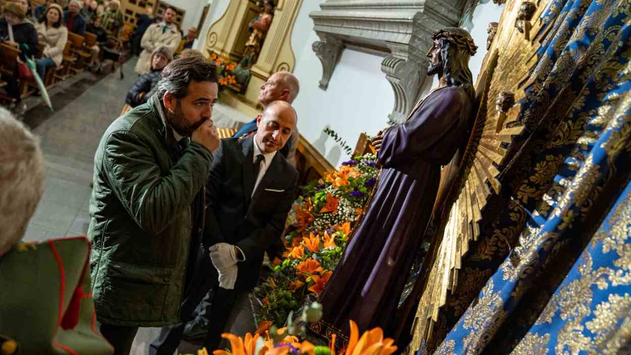 Paco Núñez encomendándose al Cristo de Medinaceli de Talavera de la Reina. EP.