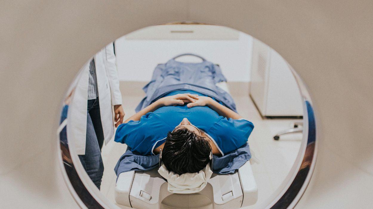 Cuatro horas para cambiar una vida: así funciona el HIFU, la técnica que trata el temblor esencial sin cirugía