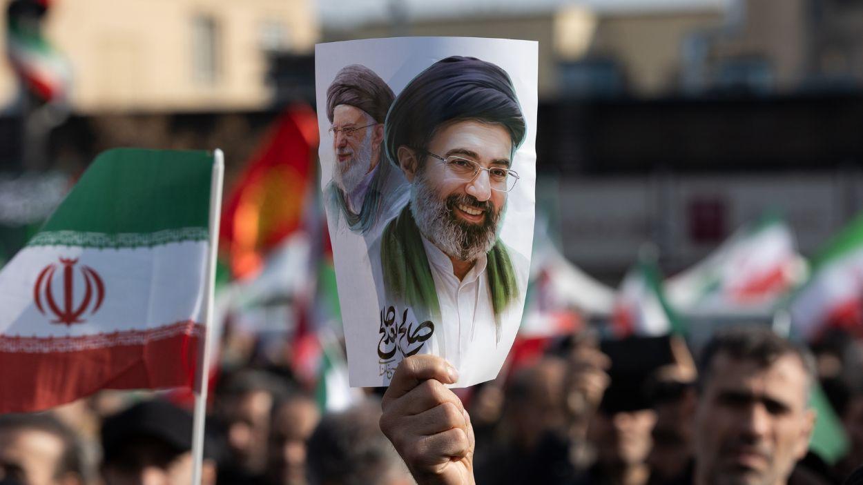 Imagen de los ayatolás Alí y Mojtaba Jamenei. EP