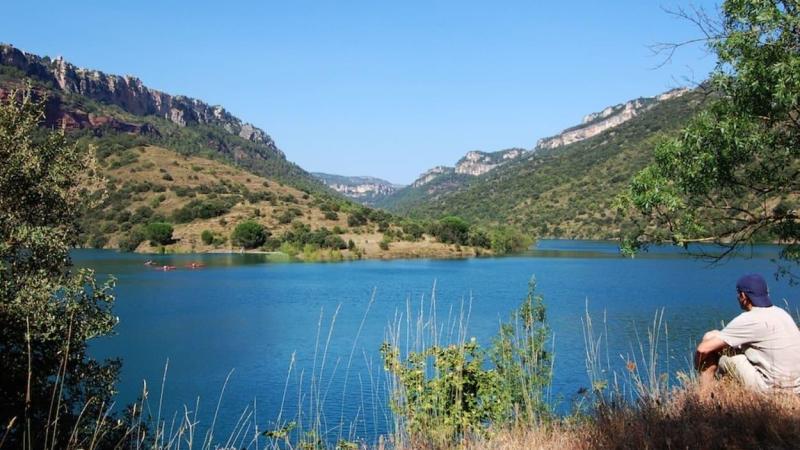 Embalse de Siurana (Tarragona), reodeado de montañas y fascinantes rincones dodne hacer múltiples actividades