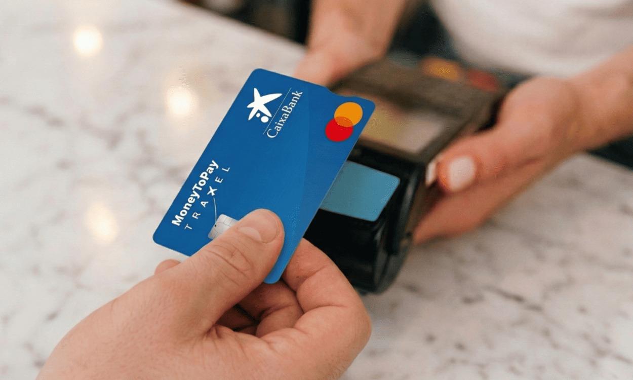 La tarjeta prepago MoneyToTravel de CaixaBank está disponible en formato físico y digital. CAIXABANK