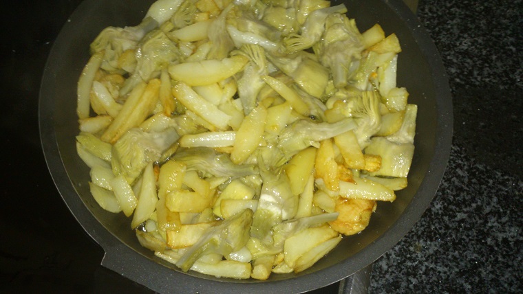 Estofado de alcachofas con patatas y riñones a la plancha con cebolletas