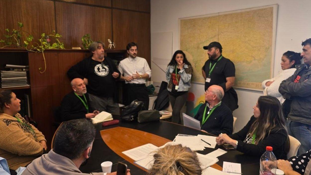 El candidato de Por Andalucía, Ernesto Alba, ha mantenido una reunión con varias familias de Manilva que se enfrentan a ser desahuciadas / EP