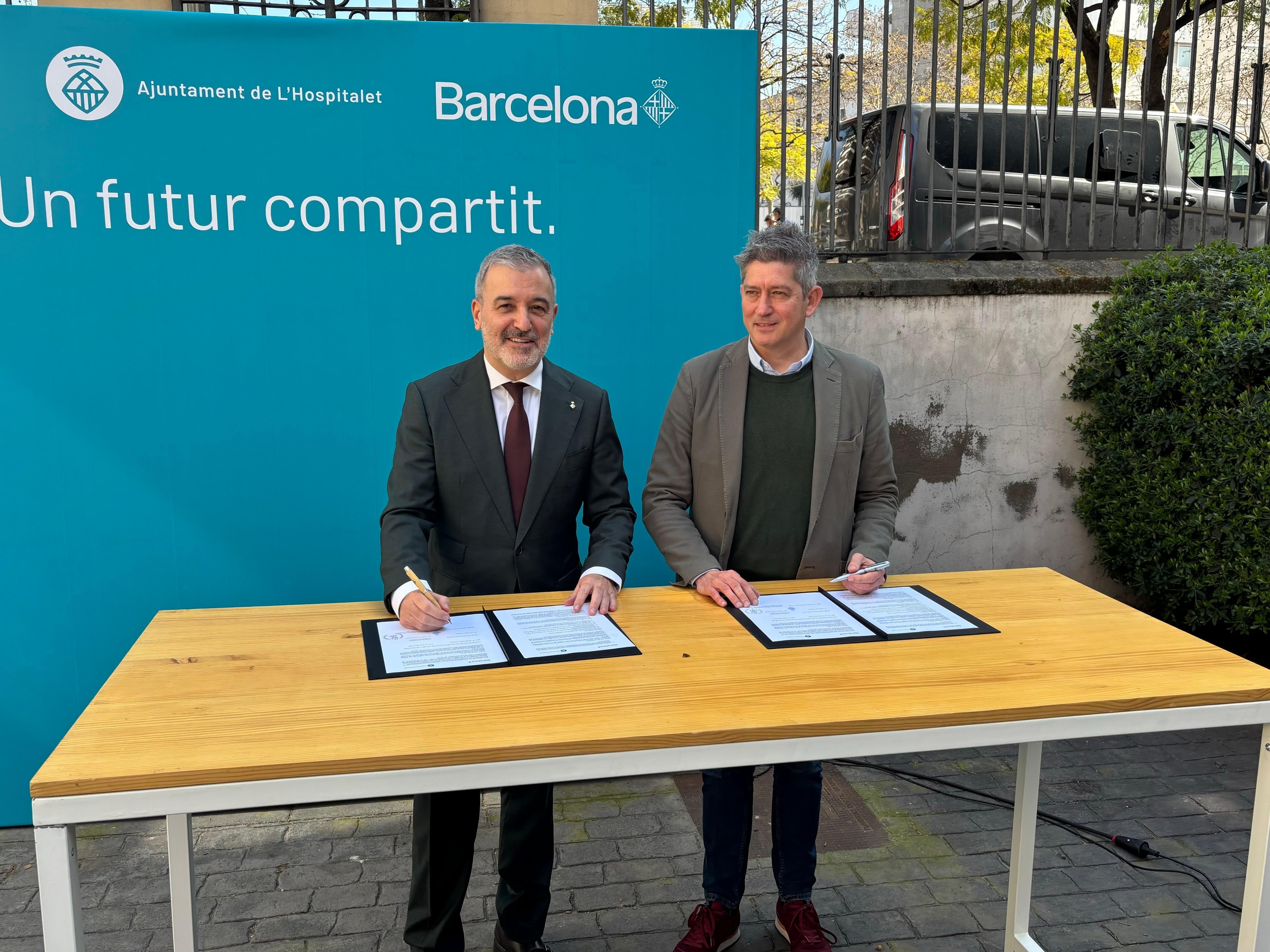 El alcalde de Barcelona, Jaume Collboni, y el alcalde de L'Hospitalet, David Quirós, firman el protocolo para crear la Comisión Mixta entre ambas ciudades. EUROPA PRESS