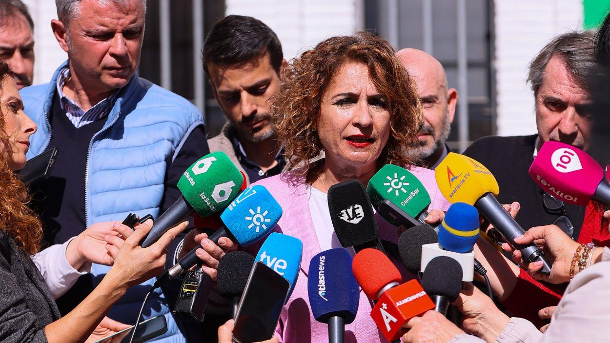 La vicepresidenta primera del Gobierno y secretaria general del PSOE-A, María Jesús Montero, atiende a los medios en Vélez-Málaga / EP