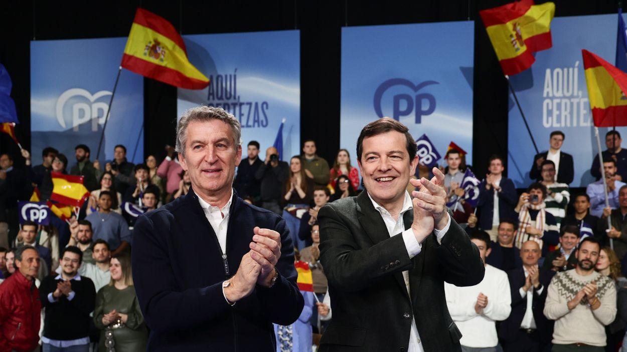 El presidente del PP, Alberto Núñez Feijóo, y el candidato del PP a la reelección como presidente en la Junta de Castilla y León, Alfonso Fernández Mañueco, en el cierre de campaña. EP.