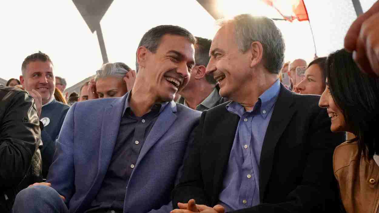 Sánchez y Zapatero en el cierre de campaña. EP