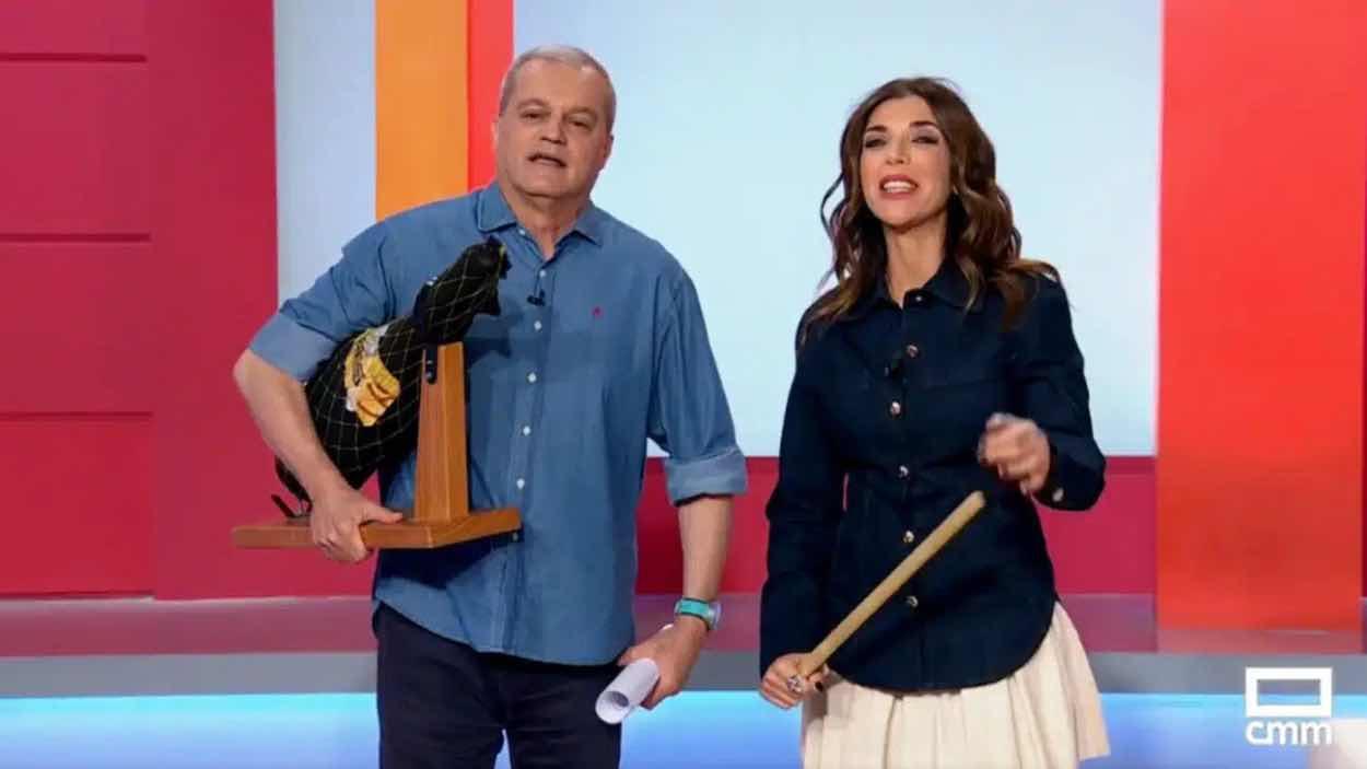 Los presentadores de ‘En Compañía’, Ramón y Gloria, llaman a las vecinas de Guadalajara al final de cada programa. CMM.