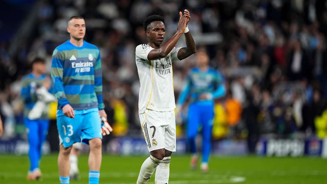 Vinicius Junior celebra la victoria durante el partido entre el Real Madrid C.F. y el Manchester City en el Bernabéu. EP