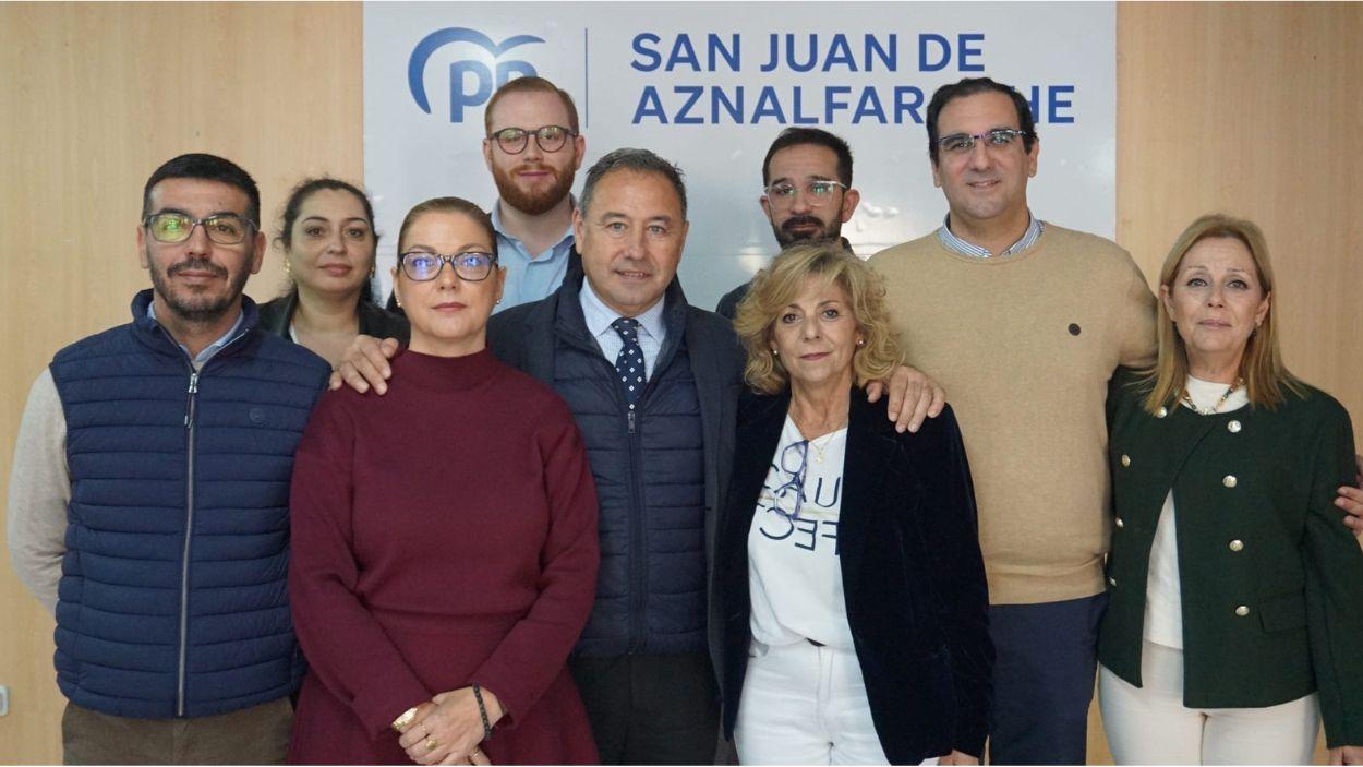 La alcaldesa de San Juan de Aznalfarache, María Luisa Moya, junto al presidente del PP de Sevilla, Ricardo Sánchez, y otros cargos del partido / PP Sevilla
