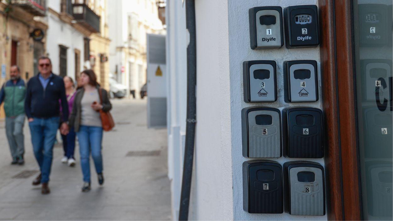 Cajas de llaves para pisos turísticos en Jerez de la Frontera (Cádiz) / Archivo EP