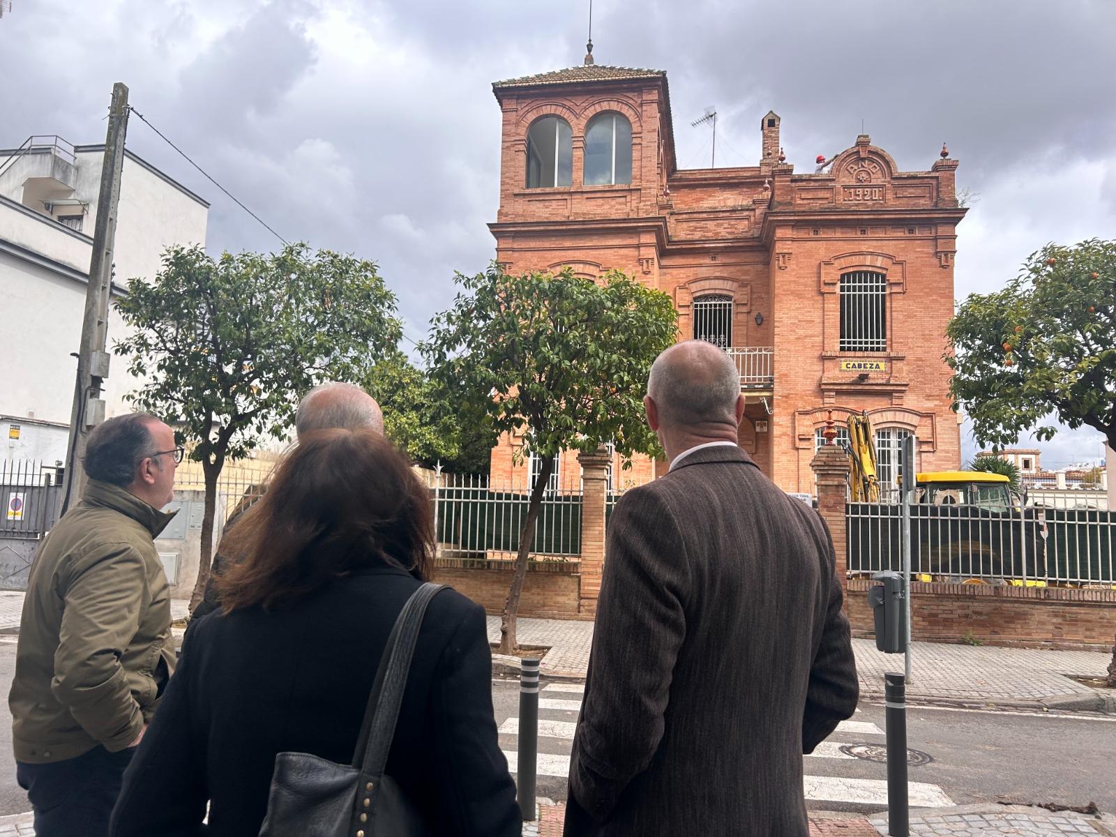 El portavoz del Grupo Municipal Socialista en el Ayuntamiento de Sevilla, Antonio Muñoz, en una villa regionalista de la calle Cristo de la Sed / PSOE de Sevilla