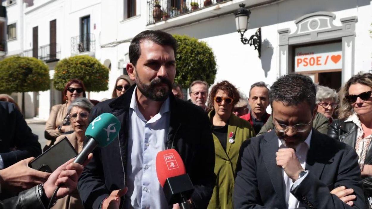 El candidato a dirigir el PSOE de Extremadura, Álvaro S. Cotrina, junto al alcalde de Olivenza, Manuel González Andrade. PSOE Extremadura. 