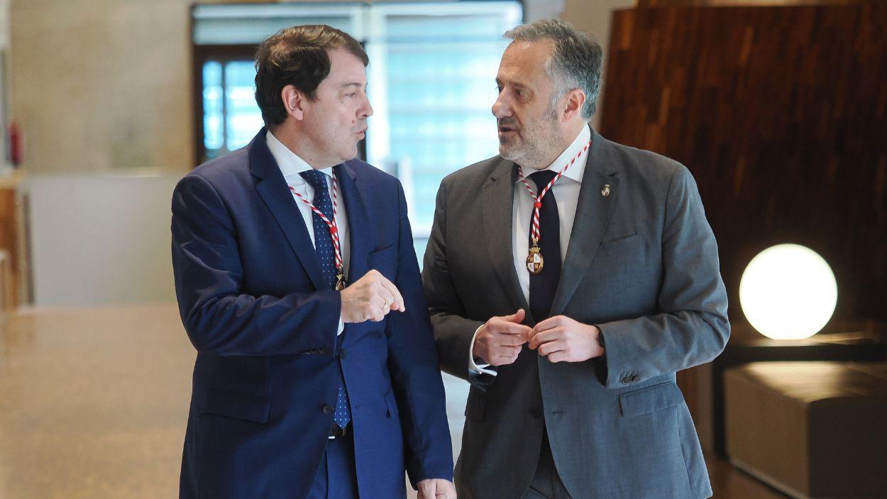 El presidente de la Junta de Castilla y León en funciones, Alfonso Fernández Mañueco, conversa con el candidato de Vox, Carlos Pollán. EP  Archivo. 