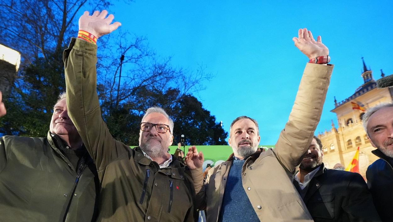 El presidente de VOX, Santiago Abascal (d), junto al candidato de VOX a la Presidencia de la Junta de Castilla y León, Carlos Pollán (i). EP