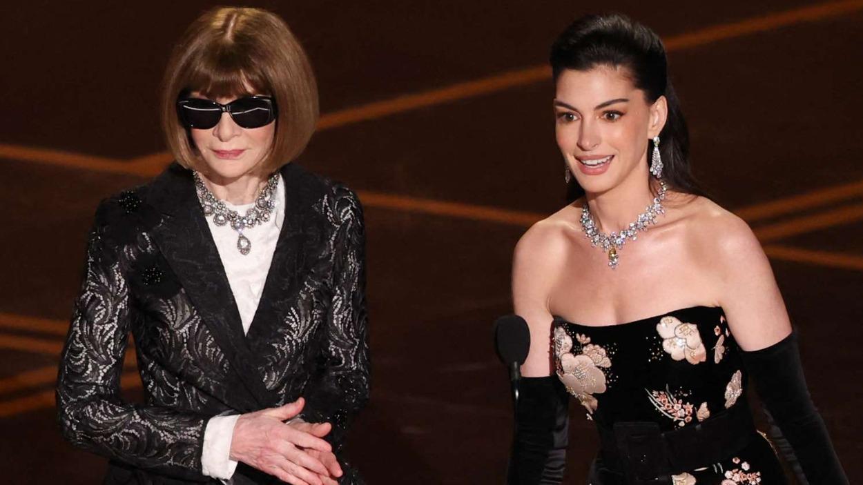 Anna Wintour y Anne Hathaway durante la ceremonia. 