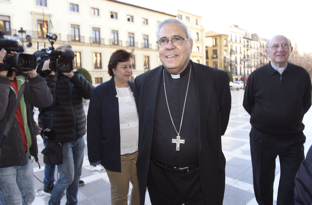 El arzobispo de Granada, a su llegada a la Audiencia para declarar como testigo.