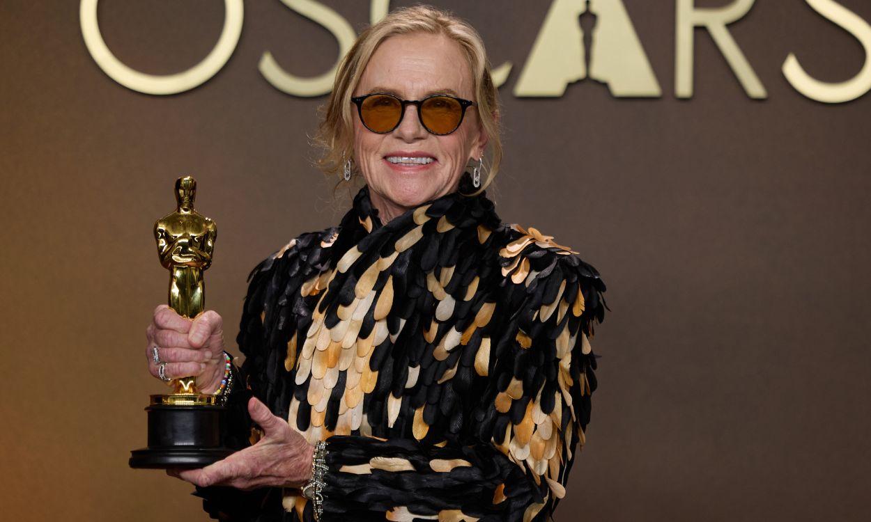  Amy Madigan posa tras ganar el Oscar a mejor a mejor actriz de reparto por 'Weapons'