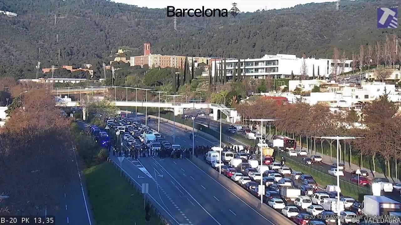 Corte en la Ronda de Dalt de Barcelona por la huelga de docentes. SERVICIO CATALÁN DE TRÁFICO (SCT)