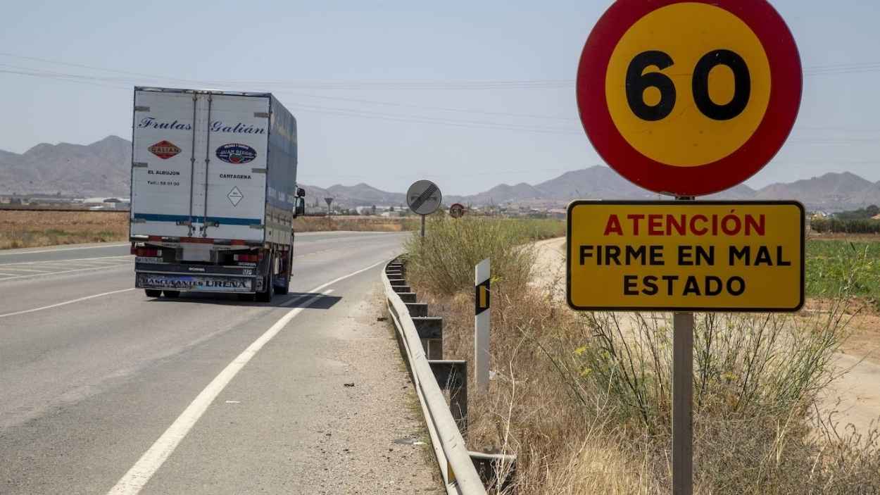 Imagen de una carretera en mal estado en España. EP/Archivo.