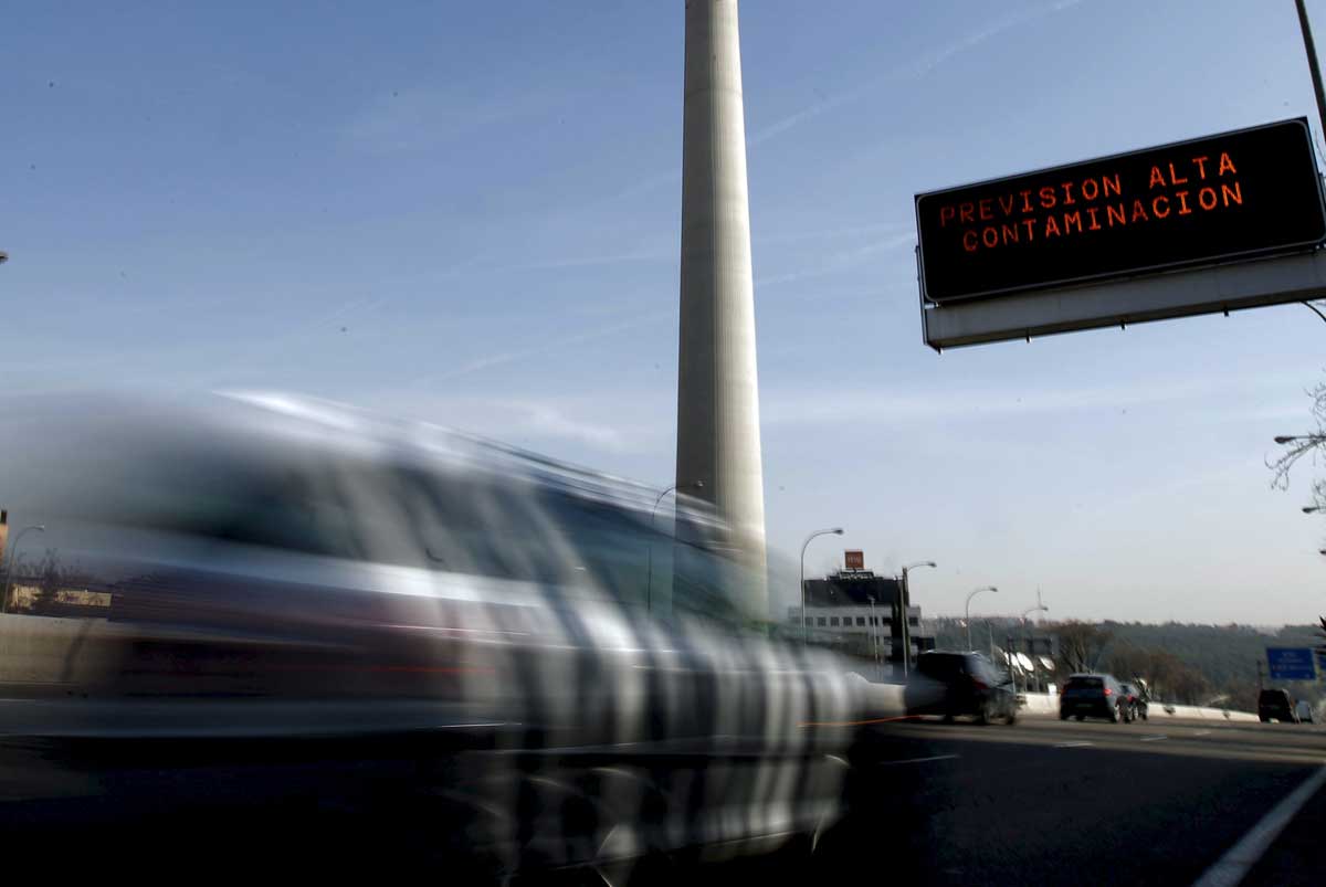 Uno de los carteles señalizadores, situados en distintos puntos de la capital y sus accesos, que advierten del alto índice de contaminación en Madrid.