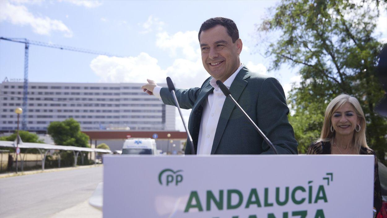 Moreno Bonilla señala el Hospital Militar de Sevilla, el 3 de junio de 2022 / EP