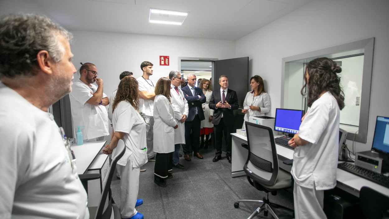 El presidente de Castilla-La Mancha, Emiliano García-Page, durante una visita al hospital de Guadalajara. EP.