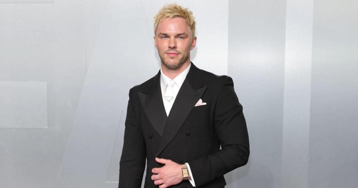 Nicholas Hoult reaparece con su icónico pelo rubio platino junto a Bryana Holly en la Vanity Fair Oscar Party 2026