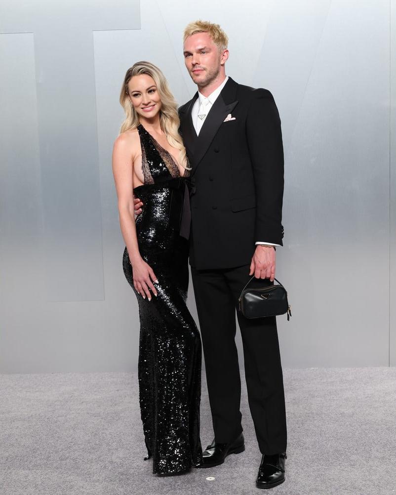 Nicholas Hoult junto a su esposa Bryana Holly