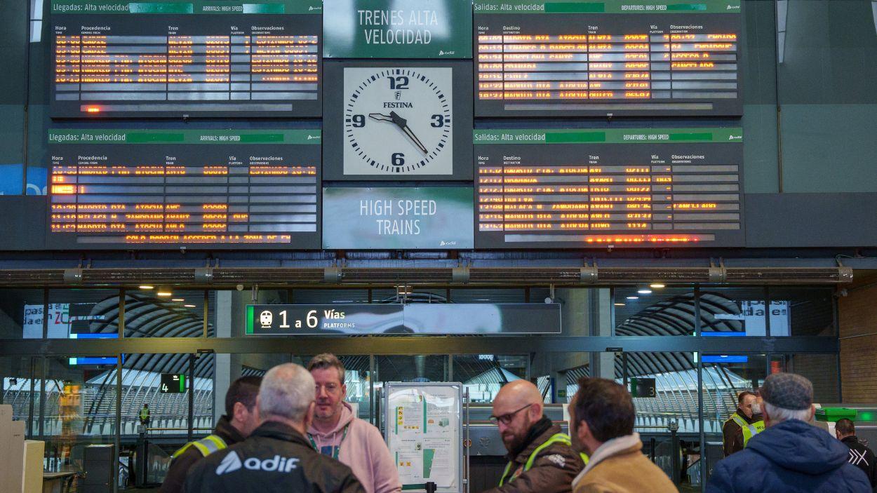Personal de Adif en el vestíbulo de la estación de trenes de Santa Justa de Sevilla atienden a viajeros. EP.