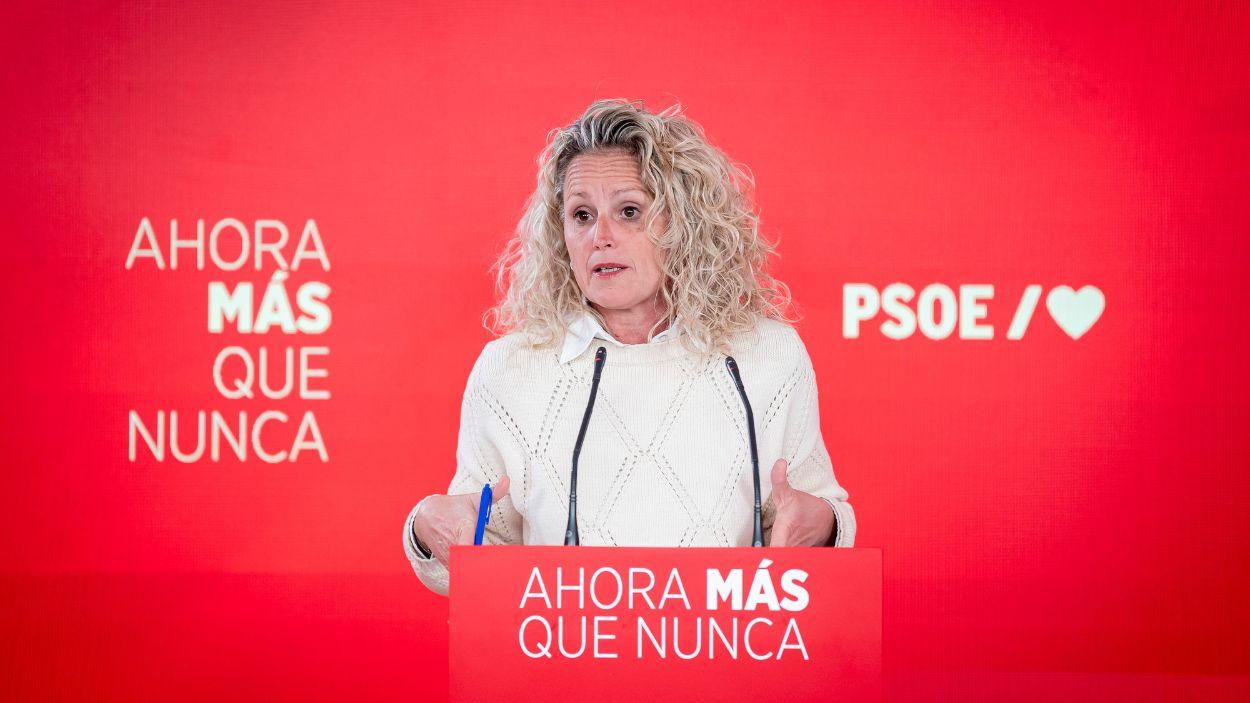 La portavoz federal del PSOE, Montse Mínguez, durante una rueda de prensa desde la sede madrileña de Ferraz. EP.