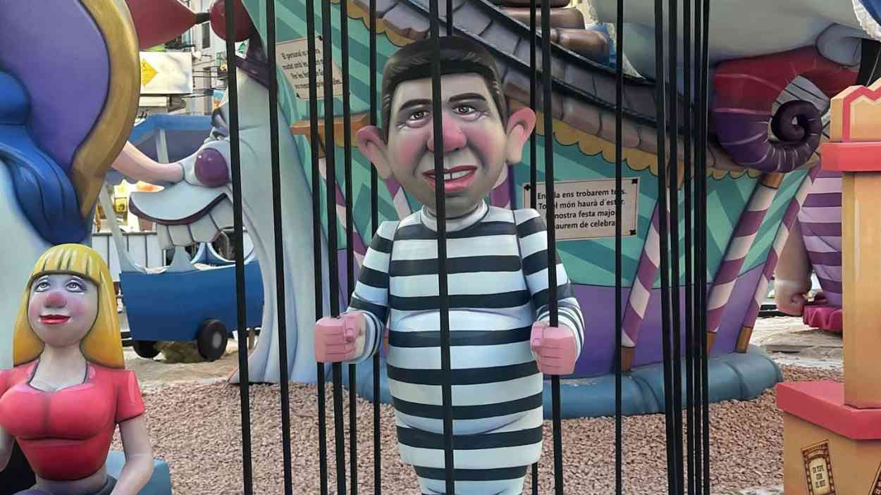 Imagen de un ninot de falla de Carlos Mazón en prisión en las Fallas 2026