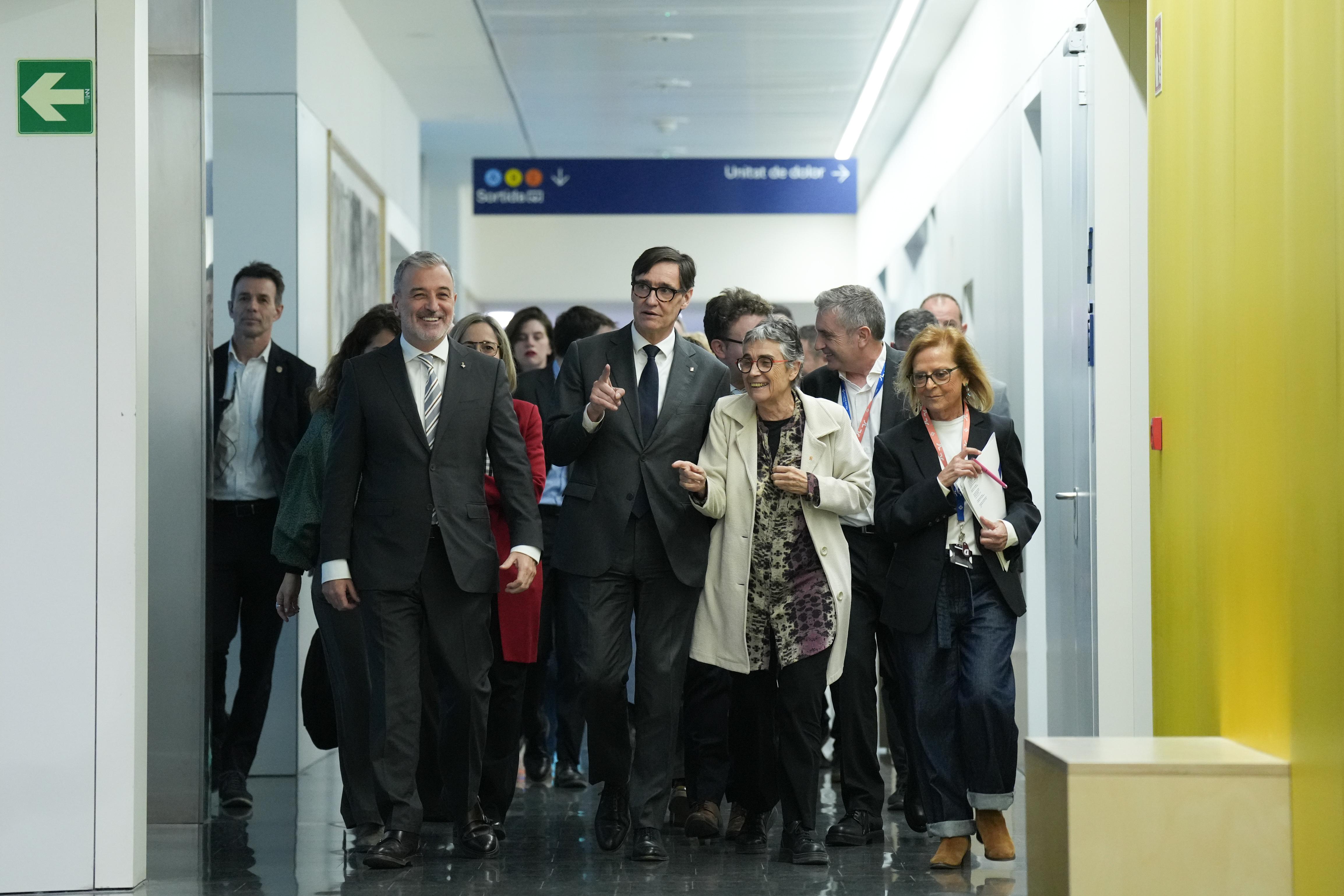 El presidente de la Generalitat de Cataluña, Salvador Illa, y el alcalde de Barcelona, Jaume Collboni, visitando el nuevo edificio del Hospital del Mar. David Zorrakino / EP