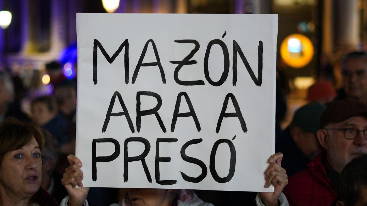 Pancarta en una de las manifestaciones contra el expresidente valenciano Carlos Mazón. EP.