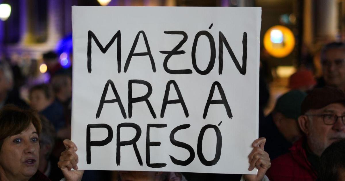 Es el responsable de la muerte de nuestros familiares, y pagará
