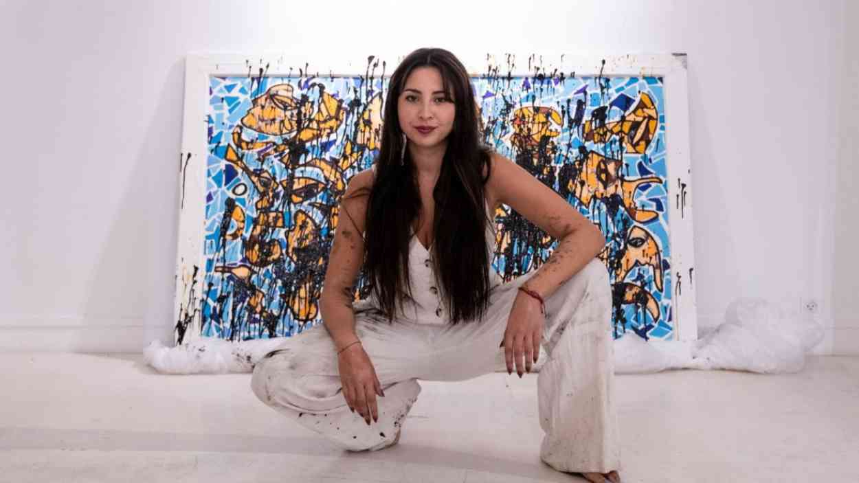 Juliana Plexxo, con su obra 'Peces terrenales'  Foto de ISDIN