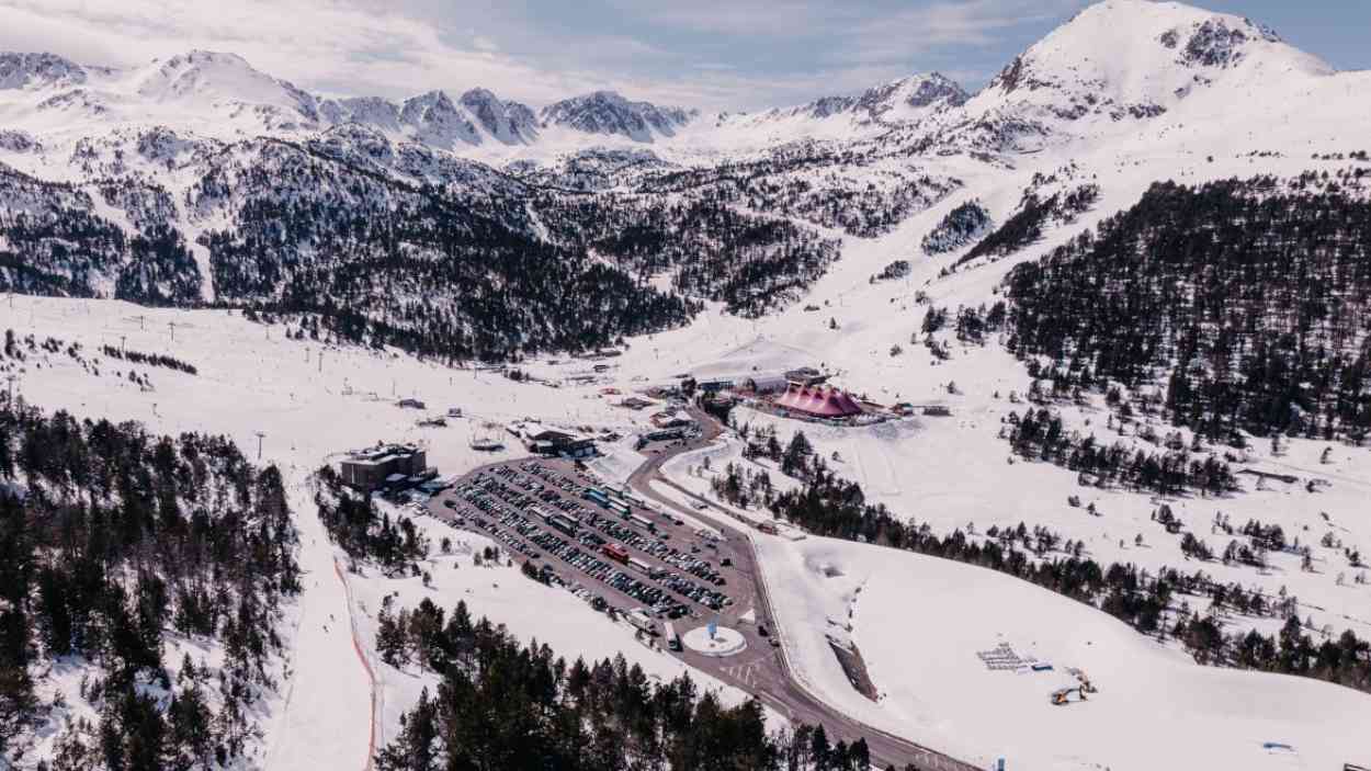 Escenario de los conciertos en una de las zonas de la estación de esquí. Foto de Gandvalira