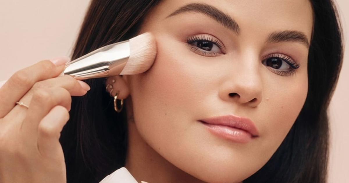 Rare Beauty lanza una nueva base de maquillaje: Selena Gomez presenta la True To Myself Natural Matte Longwear Foundation
