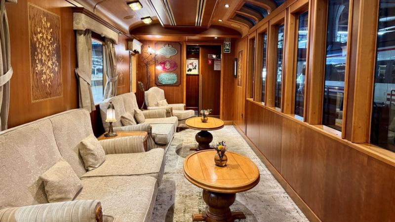 Viajar a bordo del Transcantábrico Gran Lujo es disfrutar de un auténtico hotel sobre raíles con servicio exclusivo. RENFE