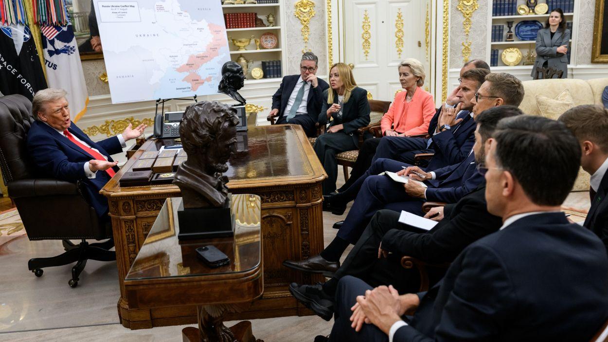 El presidente Donald Trump se reúne con el primer ministro británico Keir Starmer, la primera ministra italiana Giorgia Meloni, la presidenta de la Comisión Europea Ursula von der Leyen, el canciller alemán Friedrich Merz, el presidente francés Emmanuel Macron, el presidente finlandés Alexander Stubb, el presidente ucraniano Volodymyr Zelenskyy y el secretario general de la OTAN Mark Rutte tras su llamada con el presidente ruso Vladimir Putin. EP/Archivo.