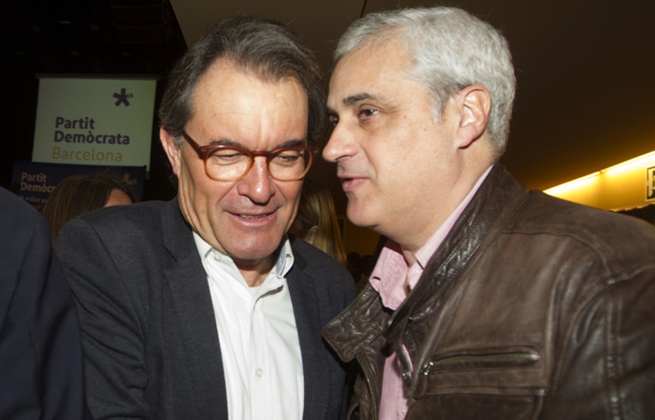 El expresidente de la Generalitat, Artur Mas, saluda al exconseller de Justicia, Germà Gordó, el pasado 25 de febrero.