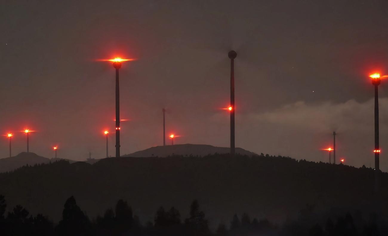 Contaminación lumínica provocada por un parque eólico operativo en la Costa da Morte (Foto: Salvemos Cabana).